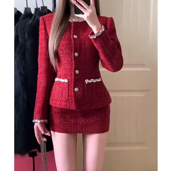 Ensemble deux pièces en Tweed rouge pour femmes, avec blazer et jupe, détails en dentelle et boutons