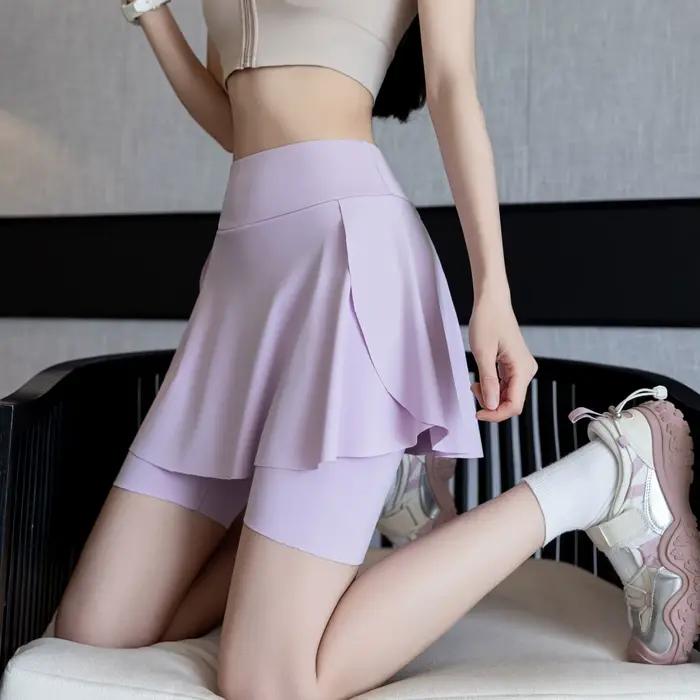 Jupe courte athlétique pour femme qui couvre les hanches et vous fait paraître plus mince, avec poch