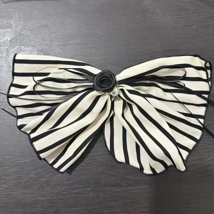 Jupe simple en satin rayée noir et blanc pour femme, pince à cheveux antidérapante Kawaii pour chign