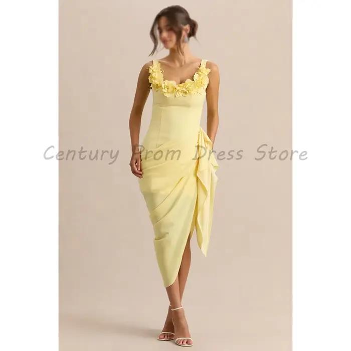 Robe de cocktail mi-longue jaune à fines bretelles, encolure florale 3D, côtés froncés, fente asymét