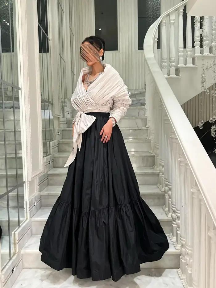 Jupes longues élégantes en satin noir pour femmes avec détails de lignes brillantes, ceinture zippée