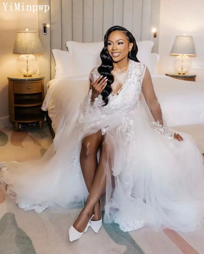 Robe de mariée blanche 2026, longue, à manches évasées, col en V, fente avant, dentelle, sequins et 
