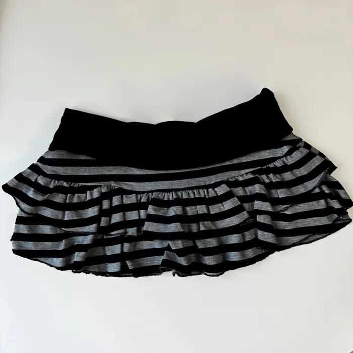 Nouvelle collection été 2026 : Mini-jupe Y2K grunge rayée noire et grise à volants, taille haute éla