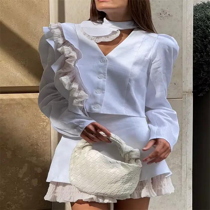Ensemble deux pièces en lin blanc à volants, décolleté asymétrique, manches longues, haut court, tai