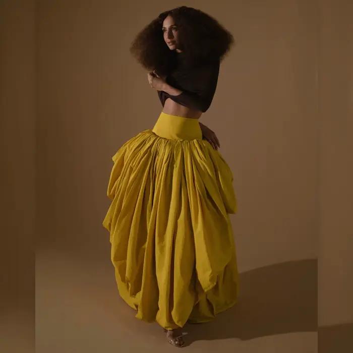 Jupe plissée asymétrique jaune taille haute pour femme, style bohème, avec fente et volants, idéale 