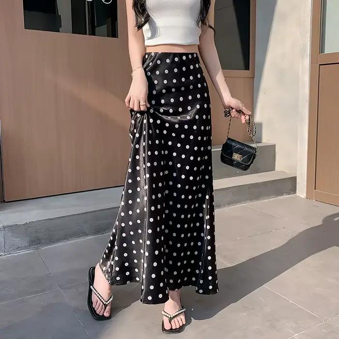 Jupe midi en satin à pois, taille haute, coupe évasée, avec un tombé élégant, pour tenues décontract