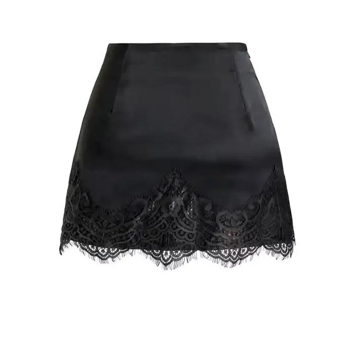 Jupe élégante unie avec bordure en dentelle, coupe droite irrégulière, courte et ajustée, en satin d