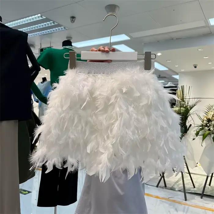Femmes élégantes plumes gonflées jupe courte dame haute rue scène Costume fête Mini jupe