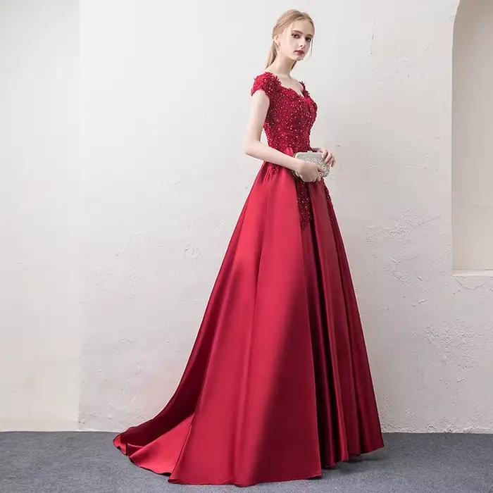 Robe de soirée longue en satin bordeaux, coupe trapèze, épaules dénudées, avec appliques en dentelle