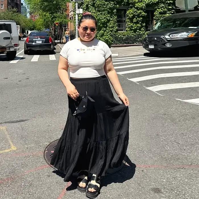 Jupe longue trapèze en satin noir taille haute pour femme, idéale pour les soirées et événements for