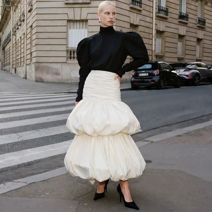 Jupe midi élégante beige à volants