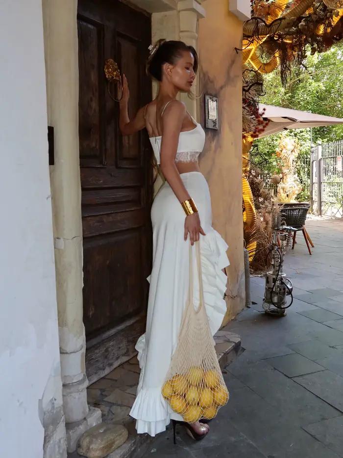 Jupe asymétrique blanche en satin à volants