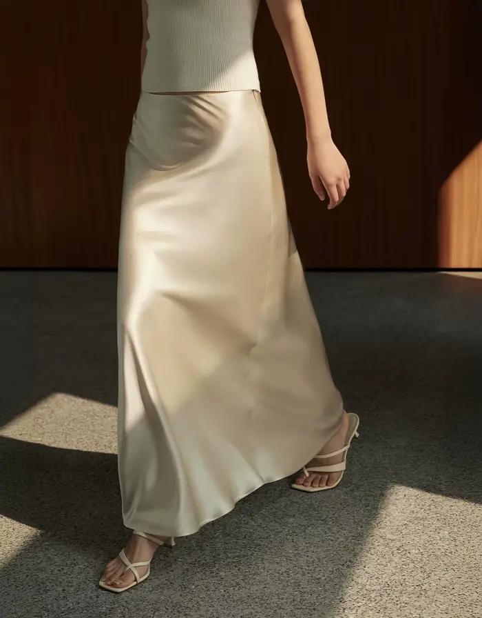 Jupe élégante en satin noir pour femme