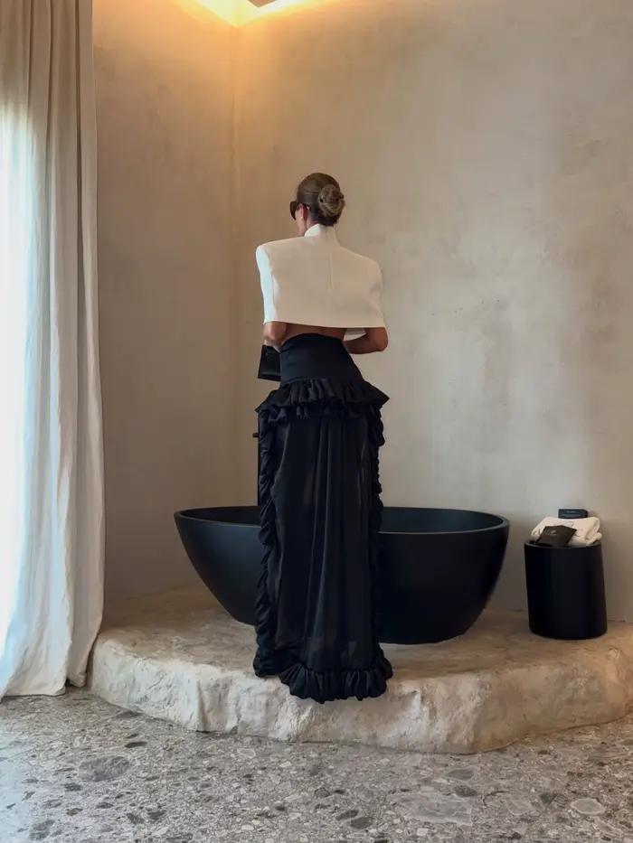 Jupe en satin noire taille haute à volants asymétriques pour femme