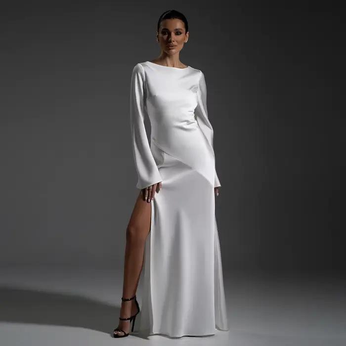 Robe de bal élégante en satin blanc avec fente haute