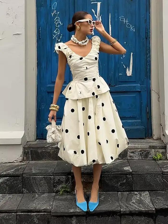 Robe courte femme chic en dentelle patchwork avec col incliné et taille plissée pour plage et sorties estivales occasions spéciales printemps été 2026