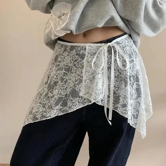 Mini-jupe en dentelle à lacets brodée