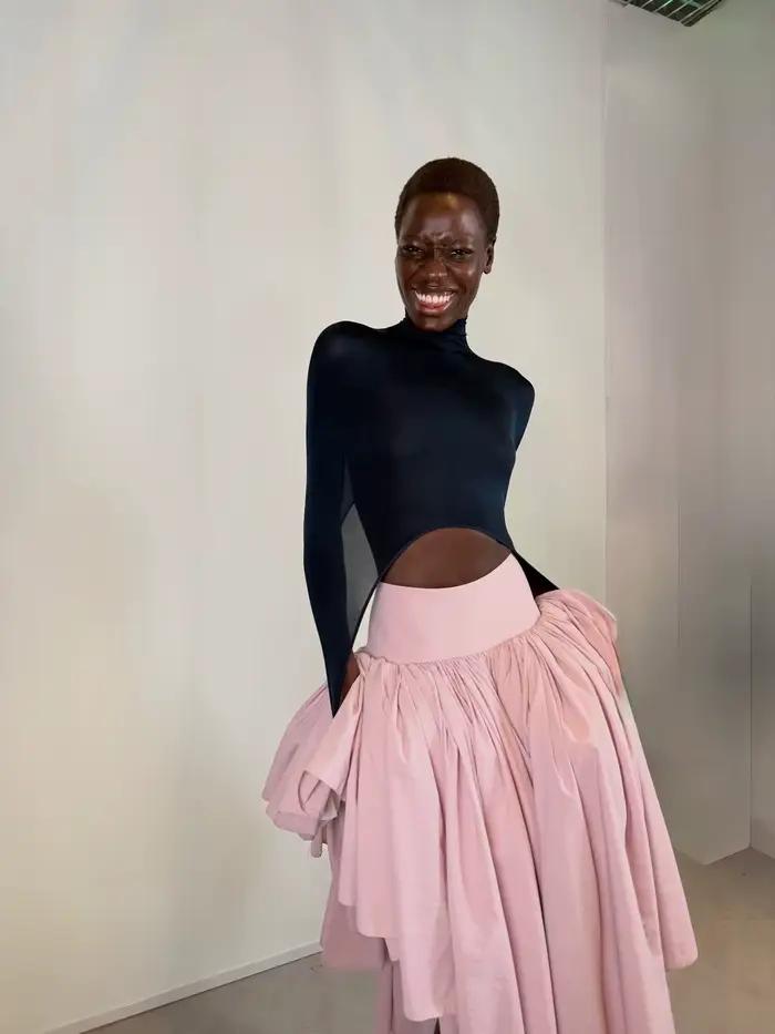 Jupe longue asymétrique rose à volants superposés pour femme