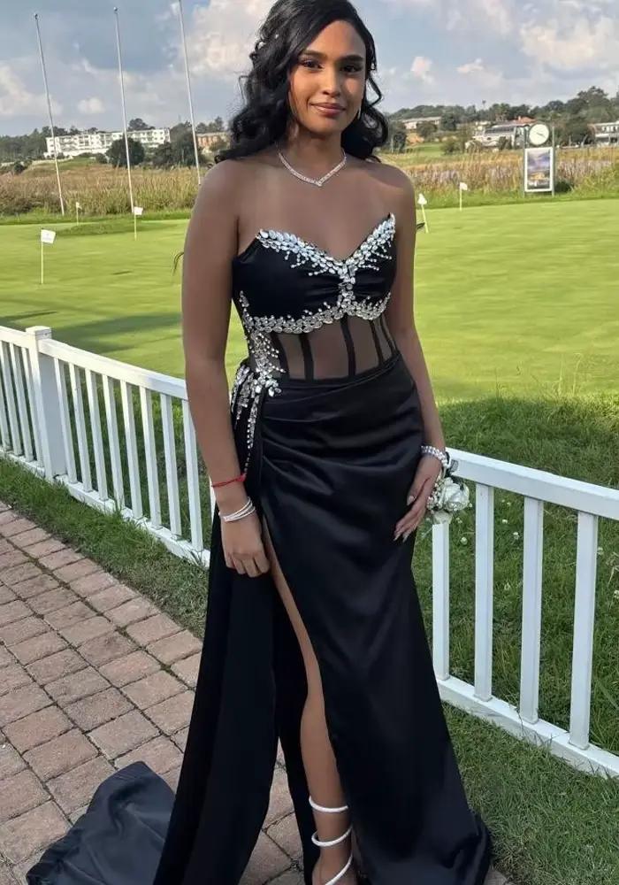 Robe de soirée noire élégante avec corsage orné et fente haute pour femmes occasions spéciales cocktail gala événements sur tapis rouge