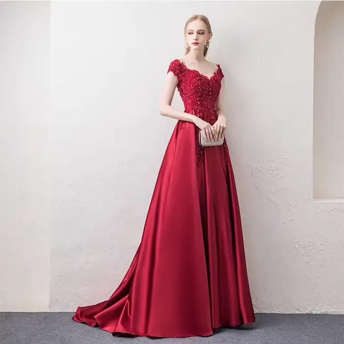 Robe de soirée longue en satin bordeaux