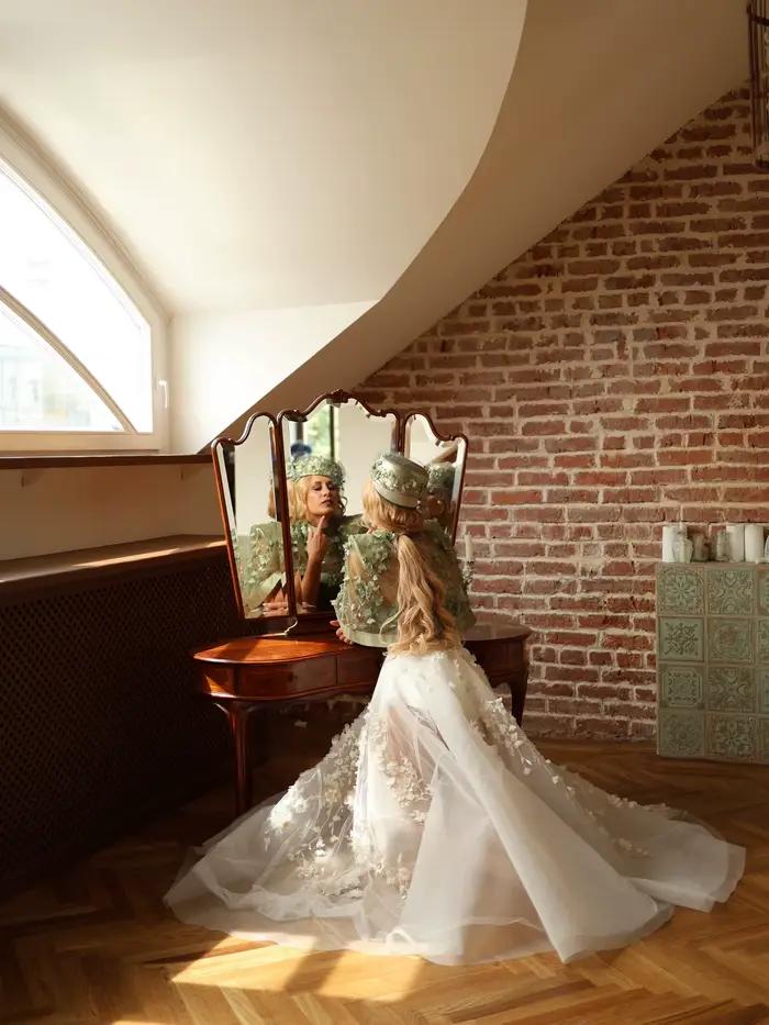 Jupe de mariée longue en tulle ivoire taille haute coupe trapèze avec appliques florales 3D en maille transparente