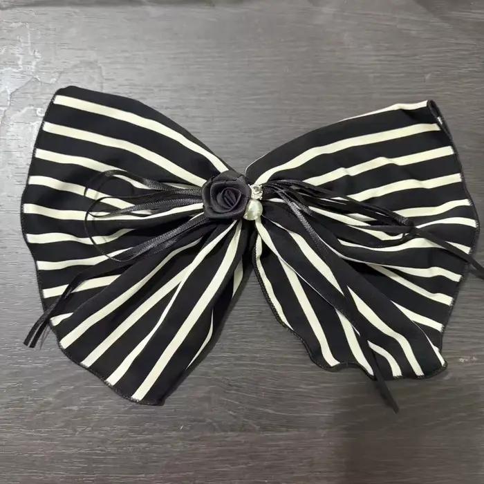 Jupe simple en satin rayée noir et blanc avec pince à cheveux antidérapante kawaii pour femmes, élégante pour le quotidien, les soirées, les mariages et les occasions spéciales