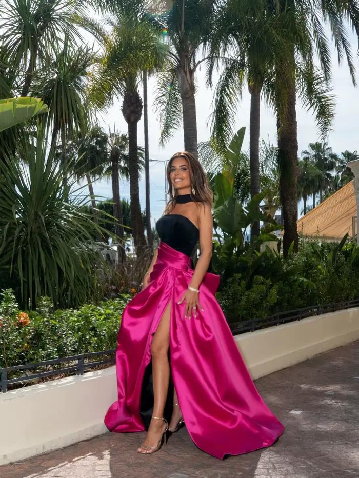 Jupe longue plissée en satin fuchsia taille haute