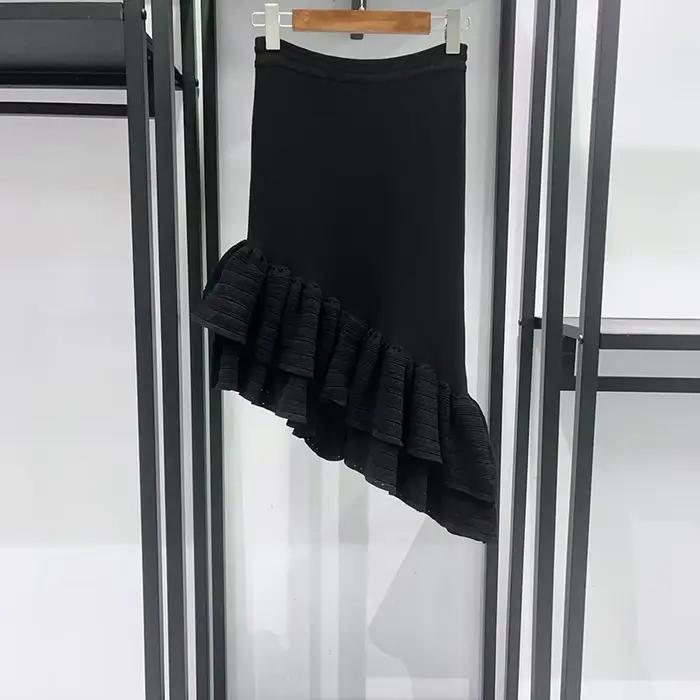Jupe asymétrique à volants irréguliers pour femme ou gilet en maille ajusté à col en U avec garniture florale tridimensionnelle Printemps-Été 2026