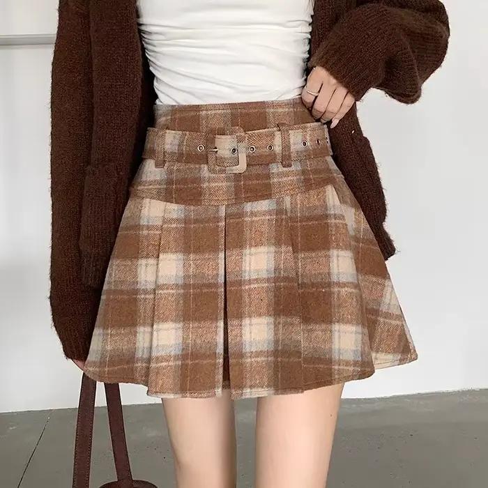 Jupe mini plissée en laine à carreaux rouges taille haute pour femme