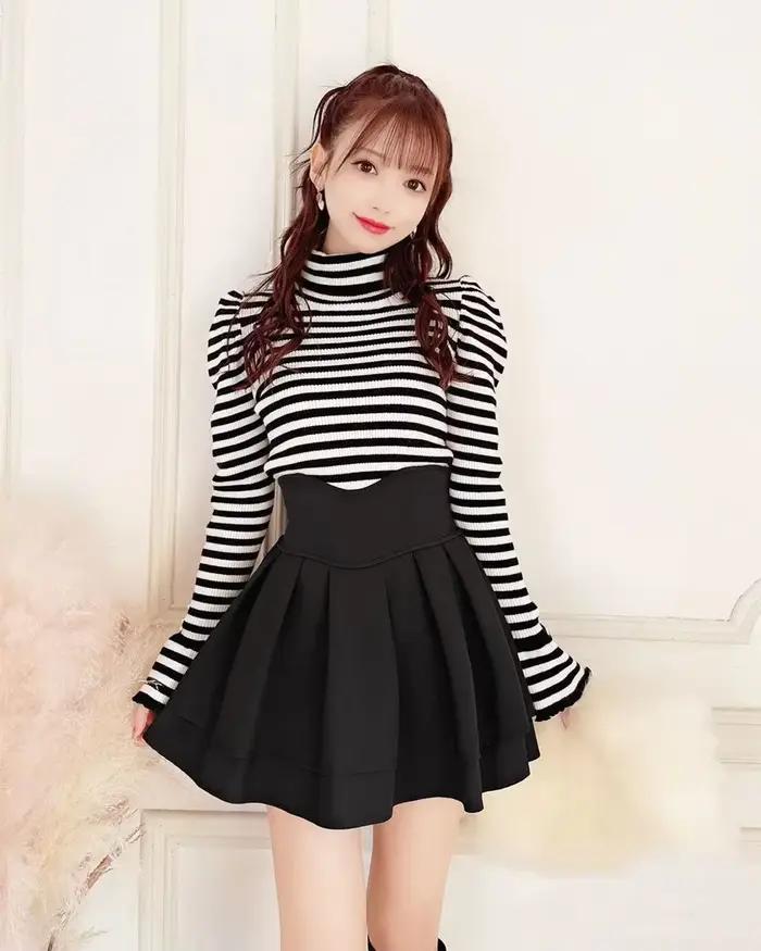 Mini-jupes japonaises noires pour femmes