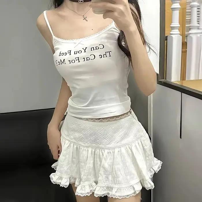 Mini-jupe blanche à volants taille basse avec bordure en dentelle à plusieurs niveaux