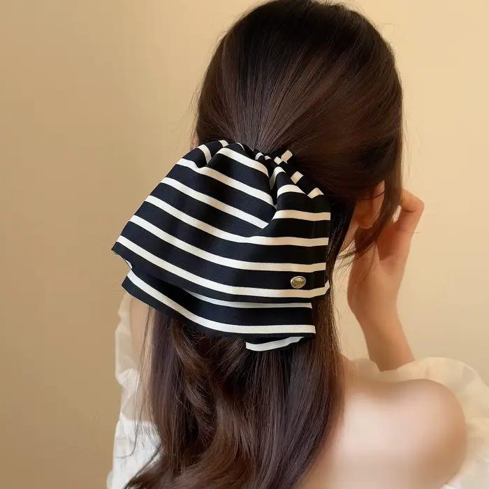 Jupe simple en satin rayée noir et blanc avec pince à cheveux antidérapante kawaii pour femmes, élégante pour le quotidien, les soirées, les mariages et les occasions spéciales