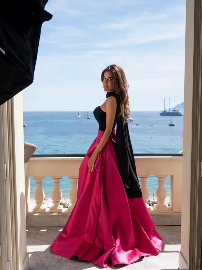Jupe longue plissée en satin fuchsia taille haute