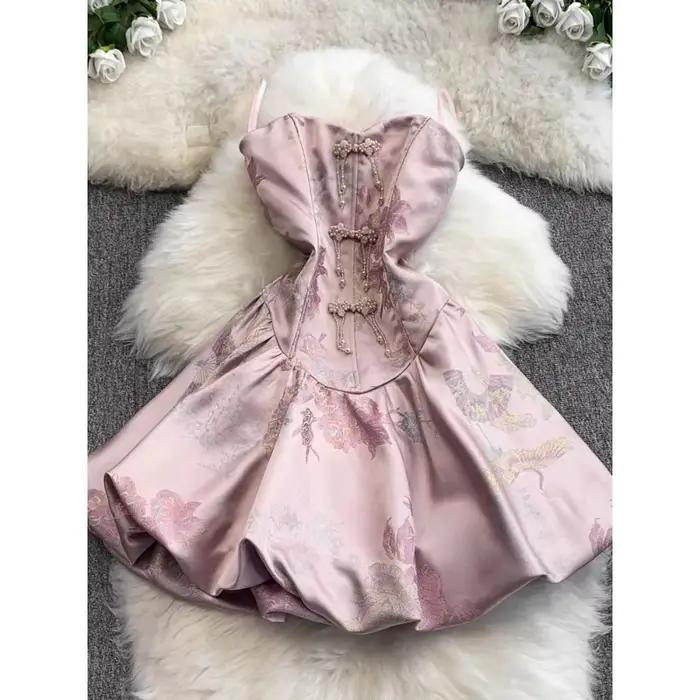Mini robe d'été française en ligne cour avec détail corset et jupe à volants