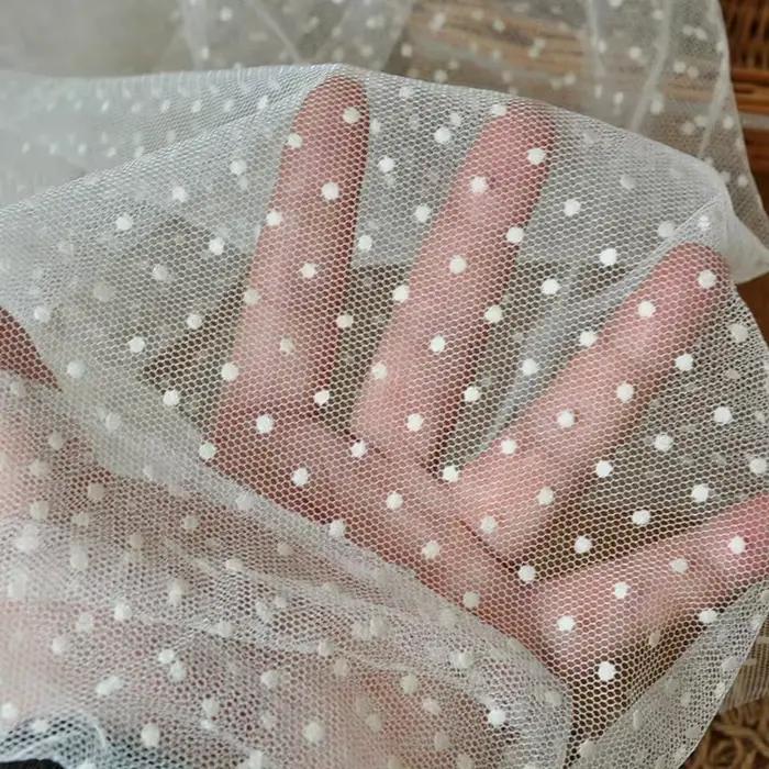 Tissu en tulle floqué à pois