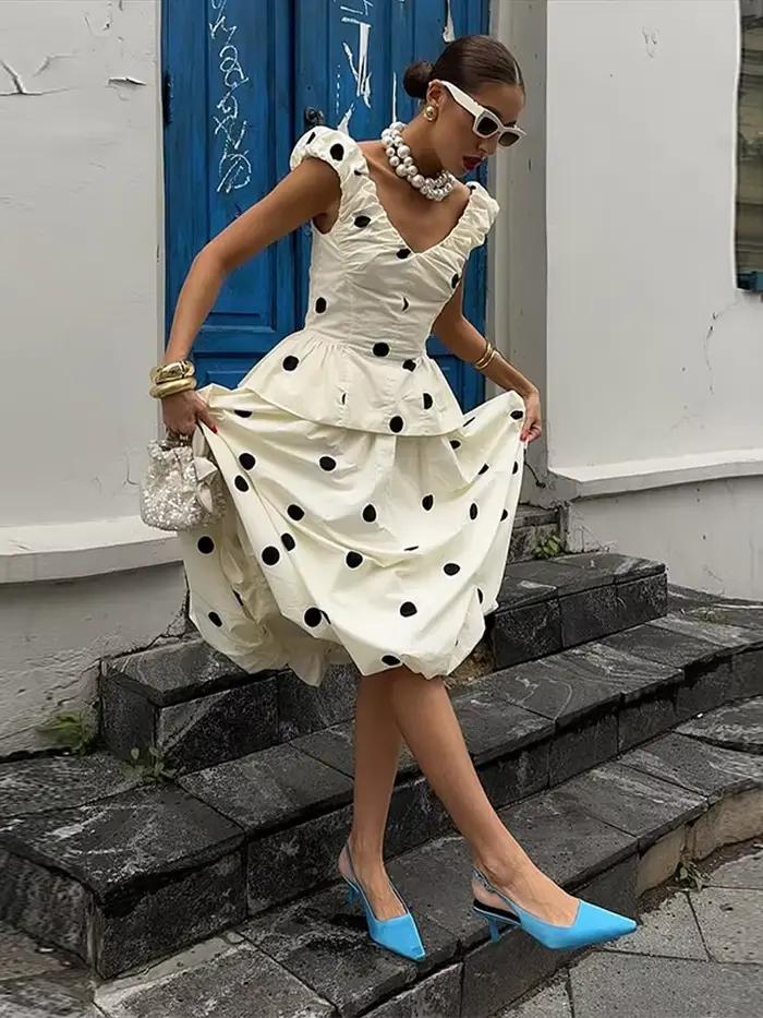 Robe courte femme chic en dentelle patchwork avec col incliné et taille plissée pour plage et sorties estivales occasions spéciales printemps été 2026