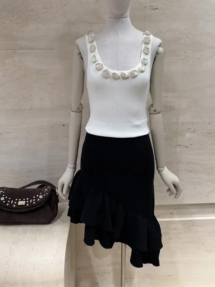 Jupe asymétrique à volants irréguliers pour femme ou gilet en maille ajusté à col en U avec garniture florale tridimensionnelle Printemps-Été 2026