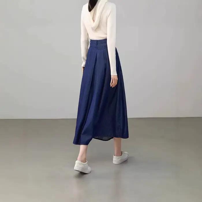 Jupe mi-longue élégante en denim plissée avec poches
