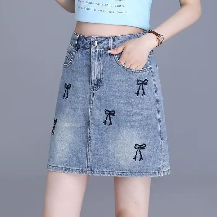 Mini jupe courte en jean brodée