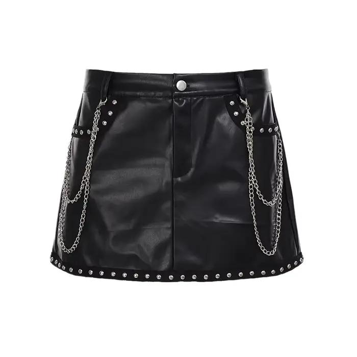 Mini-jupe noire en similicuir PU taille basse avec rivets et chaînes