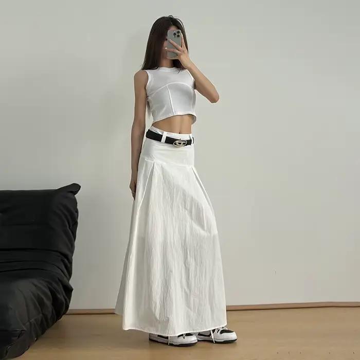 Jupe blanche femme mince drapé