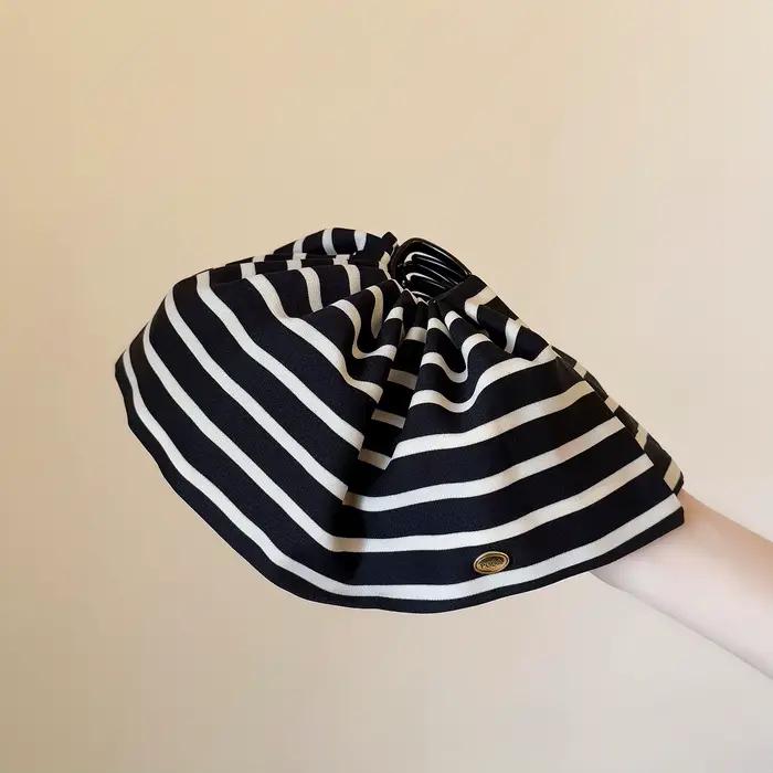 Jupe simple en satin rayée noir et blanc avec pince à cheveux antidérapante kawaii pour femmes, élégante pour le quotidien, les soirées, les mariages et les occasions spéciales