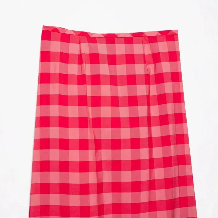 Jupe midi amincissante asymétrique à carreaux rose bonbon