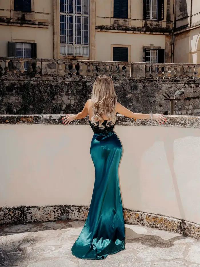 Jupe sirène en satin vert émeraude pour femmes, élégante et moderne, coupe haute, longueur aux genoux, idéale pour soirées, cocktails, photoshoots et autres événements spéciaux