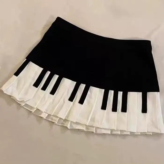 Jupe courte épissée noire et blanche pour femmes