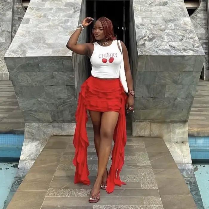Jupe asymétrique rouge sans haut