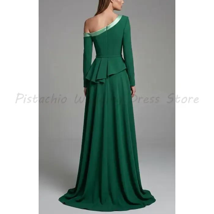 Robe de soirée verte asymétrique à manches longues