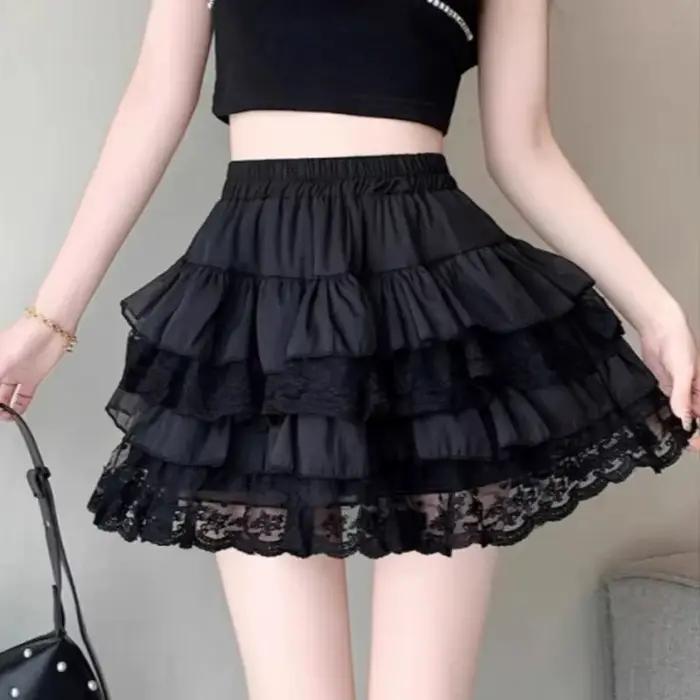 Jupe courte trapèze en dentelle blanche