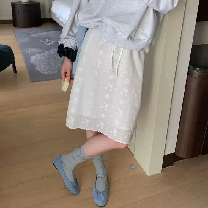 Jupe droite brodée de fleurs blanches style rétro français pour femme