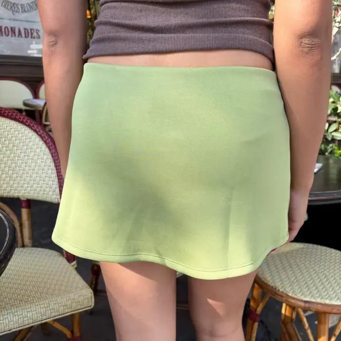 Jupe mini moulante unie avec short intégré pour femme